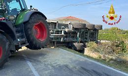 Bolzano Vicentino, carro agricolo si rovescia e blocca la strada