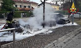 Auto in fiamme a Fiesso d’Artico, l'incendio si propaga ad altri due veicoli