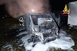 Incendio notturno nel Bellunese: a Limana un furgone in fiamme danneggia altri veicoli in officina