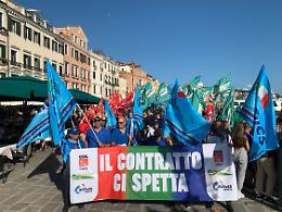 I lavoratori del Turismo sbarcano a Venezia e al Lido: "Contratto subito"