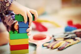 Giochi semplici e gratuiti per l’estate di bambini e famiglie: idee creative per divertirsi senza spese