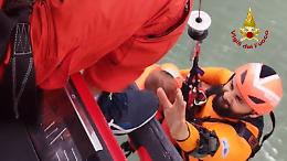 Porto Tolle, salvato un naufrago in mare aperto dall’elicottero dei vigili del fuoco