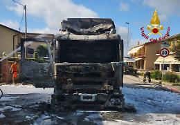 Incendio di un camion dello spurgo pozzi neri lungo la SP 11