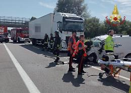 Tragedia sulla Transpolesana: 80enne perde la vita in uno scontro frontale con un tir