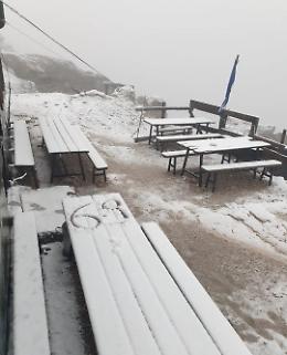 La Marmolada si veste di bianco: la prima nevicata della stagione incanta il ghiacciaio
