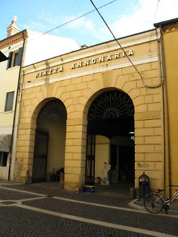Arte sotto le stelle: Rovigo celebra la creatività in Piazza Annonaria