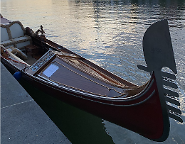 Venezia, traghetti da parada presi d’assalto dai turisti