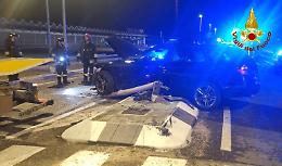 Vicenza, incidente notturno a Montecchio Maggiore: auto abbatte un palo della luce