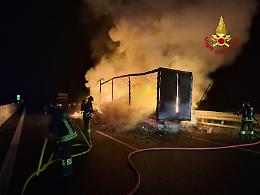 Venezia, incendio nella notte sull'A4: semirimorchio in fiamme tra San Stino e Portogruaro