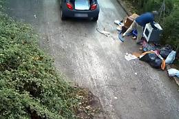 Mogliano, ripreso dalla videosorveglianza mentre lascia rifiuti in strada