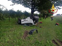 Incidente a San Pietro di Feletto: auto rovesciata in campo agricolo