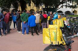 Protesta dei riders padovani in Piazza Mazzini e denuncia di Vanessa Camani