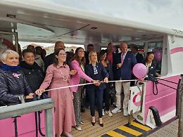 Inaugurato il Vaporetto Rosa a Venezia per la prevenzione del tumore al seno