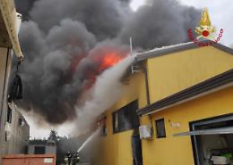 Violento incendio in un'azienda di Codevigo, intervento dei vigili del fuoco