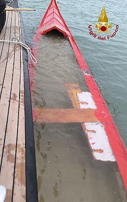 Incidente in laguna: gondola da regata rovesciata a Venezia