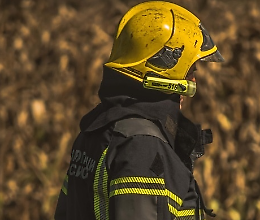 Incendio in palazzina a Peschiera del Garda: evacuate tre famiglie, danni ingenti al tetto