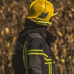 Civezzano, incendio sotto una tettoia: intervengono tre squadre dei vigili del fuoco