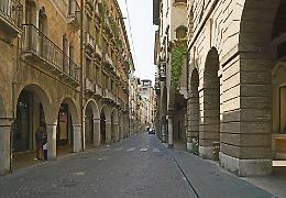 Treviso e il dilemma del Calmaggiore: negozi chiusi e sfide per il futuro