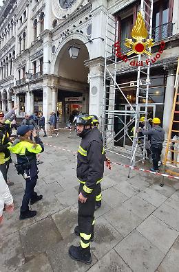 Distacco di una lastra di marmo dalla Torre dell'Orologio a Venezia