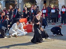 Mestre, in cento si uniscono al flashmob contro la violenza sulle donne