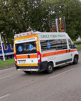 Noventa padovana, tragedia sfiorata: postino evita un’auto e si schianta contro la segnaletica



