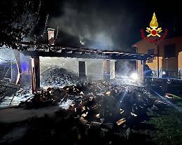 Dueville, in fiamme una legnaia: salvata l’abitazione