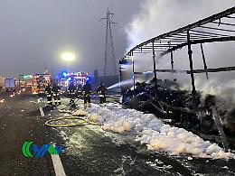 Incendio su un tir al Passante di Mestre: traffico rallentato in direzione Trieste