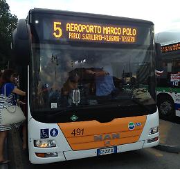 Aggressione a Venezia: autista di autobus picchiato da giovani senza biglietto