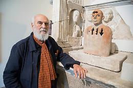 "Elio Armano: un viaggio artistico tra terracotta e simbolismo nella celebrazione dei suoi ottant'anni