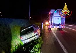 Incidente stradale a Pove del Grappa: auto finisce nel fossato, ferita una giovane
