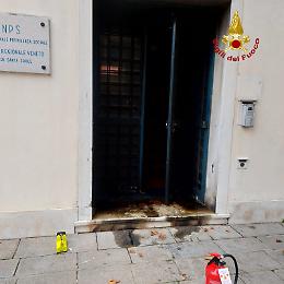 Incendio al portone dell'INPS di Venezia: pronto intervento dei vigili del fuoco