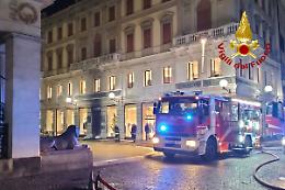 Incendio notturno a Padova, in fiamme il magazzino di Zara