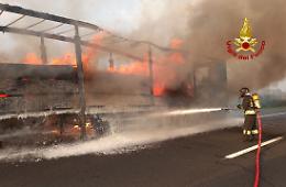 Incendio sulla A4: semirimorchio in fiamme 