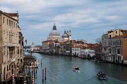 Venezia: un faro di tradizione tra perle di vetro e merletti