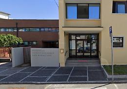 Crolla il controsoffitto della scuola: studenti evacuati appena in tempo