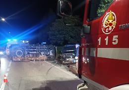 Incidente nella notte a Conegliano: auto si ribalta dopo aver colpito due veicoli