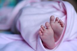 Padova sotto shock: padre ventiduenne arrestato per maltrattamenti al figlio di cinque mesi