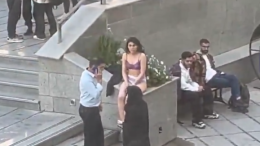 Si spoglia contro il regime: la protesta di una coraggiosa studentessa in Iran