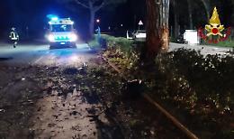 Tragedia a Jesolo: auto finisce contro un albero, muore una giovane donna
