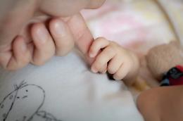 Padova, bimbo di 5 mesi seviziato dal padre per ottenere i sussidi d'invalidità: i danni sono permanenti 