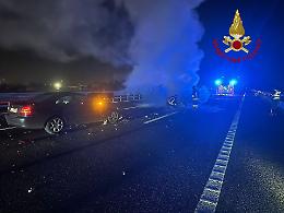 Incidente tra due auto e incendio sulla A4: tre feriti lievi