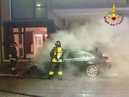 Incendio notturno ad Albignasego: auto in fiamme in Via Roma