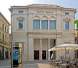 I Legnanesi in scena al Teatro Toniolo di Mestre: risate en travesti con "Ricordati il bonsai"