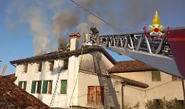 Incendio a Crocetta del Montello: vigili del fuoco in azione per spegnere rogo su tetto di abitazione, nessun ferito