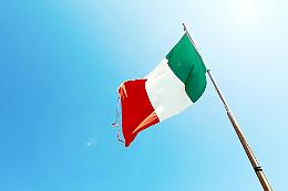Cerimonia dell'alzabandiera a Vicenza: studenti e autorità celebrano il tricolore