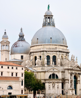 Pellegrinaggio e devozione: migliaia di fedeli alla Basilica della Salute di Venezia