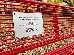 Cherry Bank dona a Padova quattro panchine rosse contro la violenza sulle donne