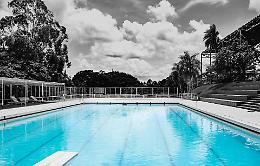 Morte in piscina a Teolo: si indaga sul comportamento di badante e bagnino