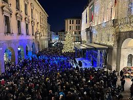 Arriva il Natale: inaugurati la pista di pattinaggio su ghiaccio in Prato della Valle e il Villaggio di Babbo Natale in Piazza Eremitani. Acceso l'Albero di fronte al Municipio