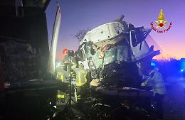 Tragedia sull'A4: due morti in un incidente tra tir